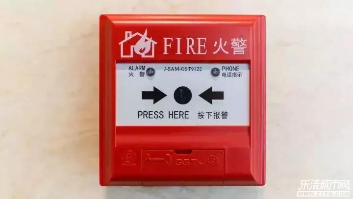 温州一车辆维修店起火,现场浓烟滚滚(图)